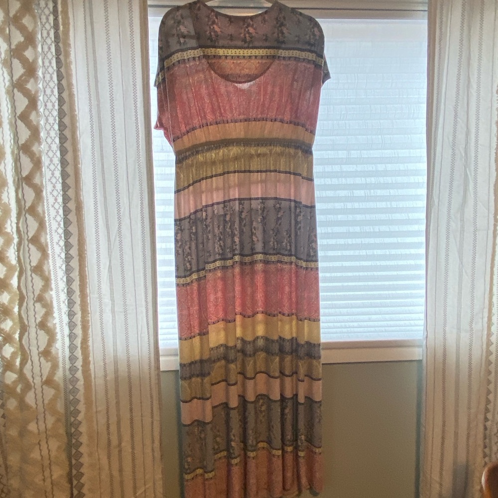 Long summer short sleeved dress with soft tie waist
Pretty print xl never worn